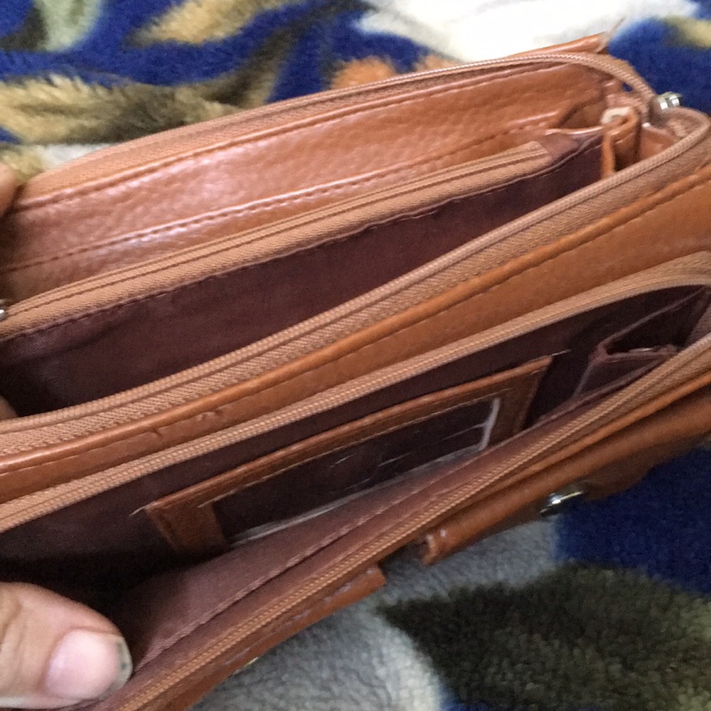 A brown wallet - Picture 3 of 3